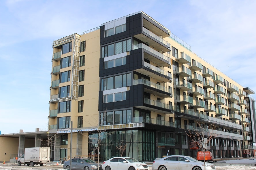 État d'avancement des travaux aux Bassins du Havre, dans Griffintown, à Montréal.