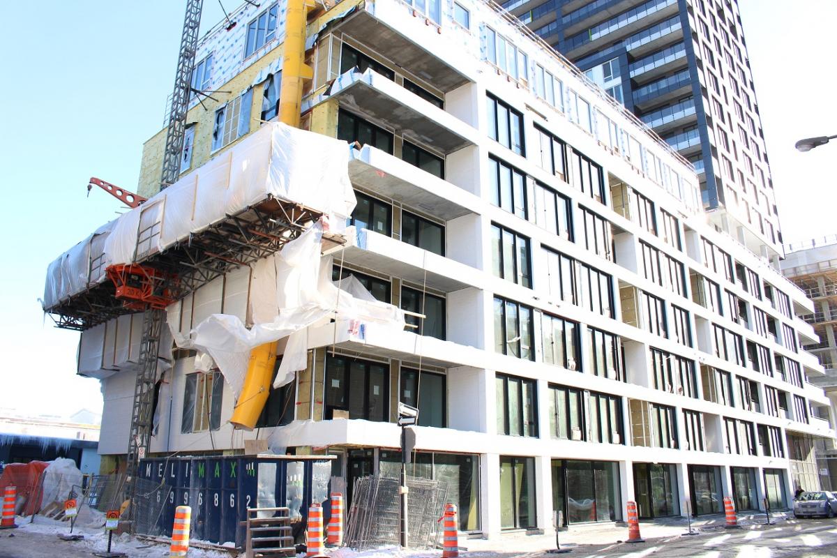 État d'avancement des travaux au projet de condos Lowney sur ville, à Griffintown, Montréal. Mars 2015.