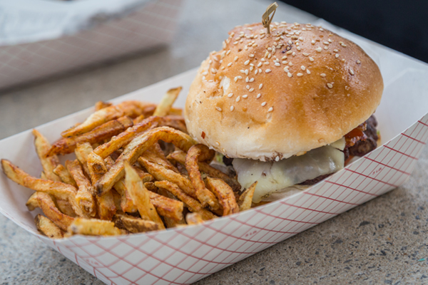 burger-du-diablos-au-marche-des-eclusiers-de-Montreal