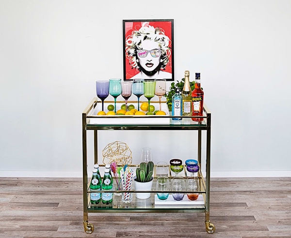 Le bar cart, ou bar à alcools mobile, une tendance déco et conviviale