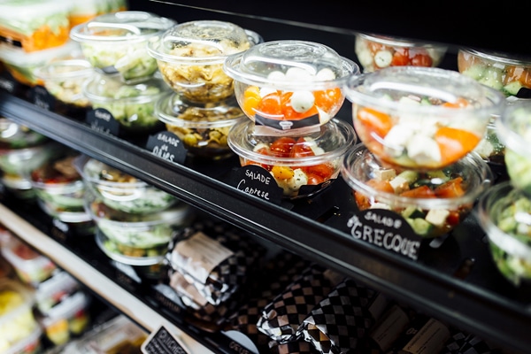 Salades et plats cuisinés vous attendent pour le lunch.