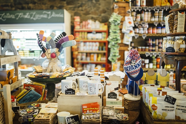 Tasses, aimants, coussins, objets à l’image de Montréal; un chouette endroit pour se procurer cadeaux et souvenirs.