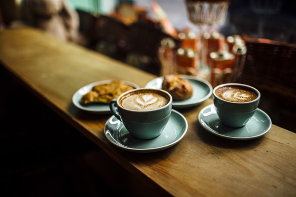 Cronuts, pain au chocolat et pistaches de Arte Farina et cafés