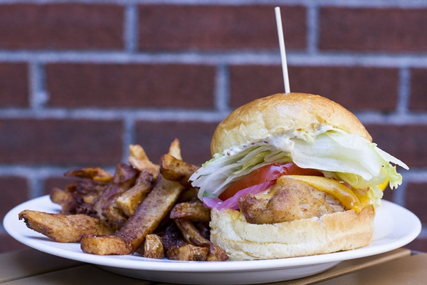 le-fish-burger-du-burgundy-lion-pour-la-burger-week-de-montreal