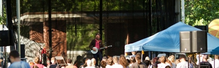 Festival Folk sur le canal, un incontournable de la scène musicale québécoise. À deux pas de Griffintown.