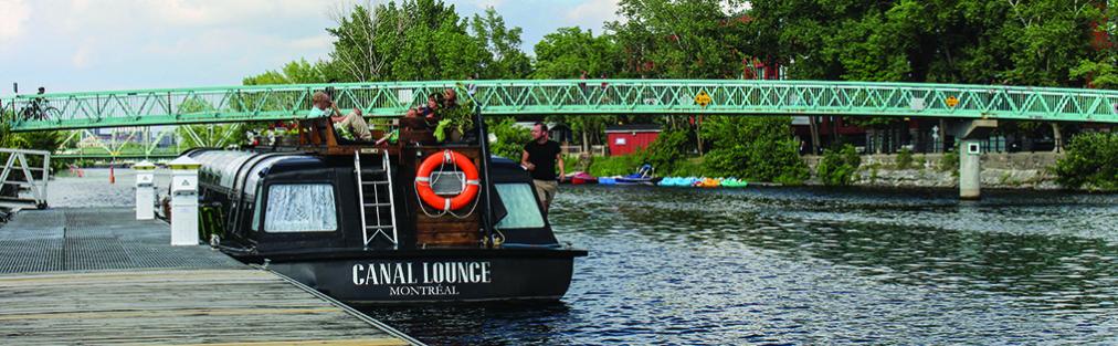 Découvrez le café-bar flottant Canal Lounge pour prendre un verre et relaxer sur le Canal Lachine, près du marché Atwater, dans le Sud-Ouest de Montréal.
