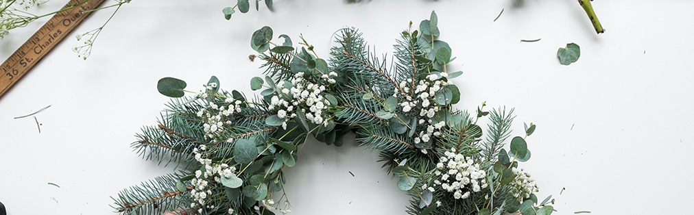 Un fanion, une couronne et une guirlande; 3 façons faciles d’intégrer l’eucalyptus à votre décor.
