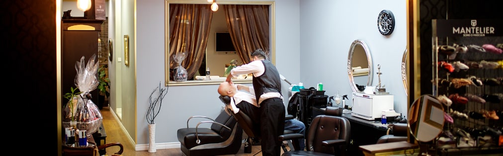 Apportant une toute nouvelle saveur dans le Vieux-Montréal, le Mantelier offre des services de rasage et coiffure hors du commun. Tout homme habitant Montréal se doit de l’essayer sans faute!